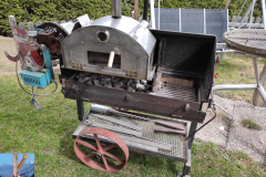 Griller mit Pizzaofen-Aufsatz